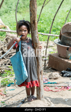 Povero indiano di casta inferiore ragazza al di fuori del suo bender / tenda / rifugio. Andhra Pradesh, India Foto Stock