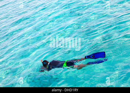 Uomo in pinne e maschera in oceano, Maldive Foto Stock