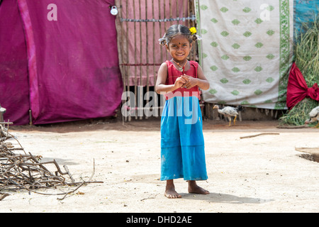 Povero indiano di casta inferiore ragazza al di fuori del suo bender / tenda / rifugio. Andhra Pradesh, India Foto Stock