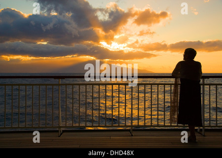 Tramonto dal ponte di una nave da crociera. Foto Stock