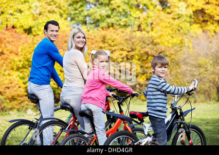 Famiglia su biciclette Foto Stock