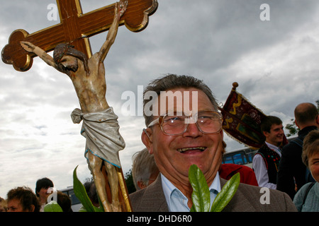 Persone in costumi folkloristici in pellegrinaggio a Zarosice, Sud Moravia Repubblica Ceca, Europa Foto Stock