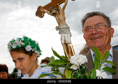 Persone sorridenti uomo in costumi folk su un pellegrinaggio a Zarosice, Sud Moravia Repubblica Ceca, Europa Foto Stock