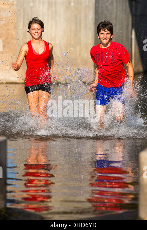 Germania Baden-Wuerttemberg, Winterbach, atletica giovane uomo e la giovane donna che corre attraverso rem river Foto Stock