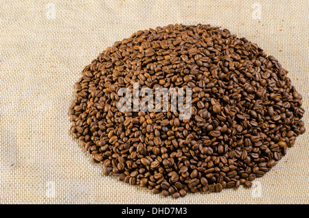 I chicchi di caffè su tessuto di lino Foto Stock
