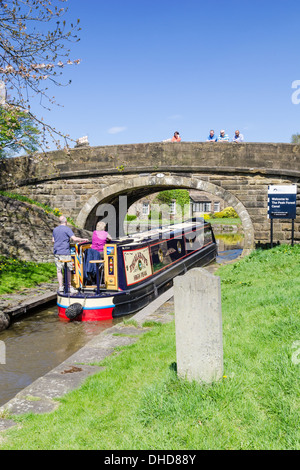 Narrowboat sotto l'ultimo ponte a Macclesfield Canal di entrare nella foresta di picco Canal, Marple, Greater Manchester, Inghilterra Foto Stock