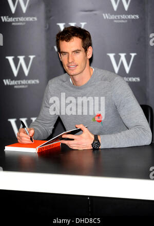 Londra, Regno Unito. 6 Nov, 2013. Andy Murray segni il suo libro "eventy-sette: la mia strada per Wimbledon Gloria' a Waterstones, Piccadilly su 6 Novembre 201 © Brian Jordan/Alamy Live News Foto Stock