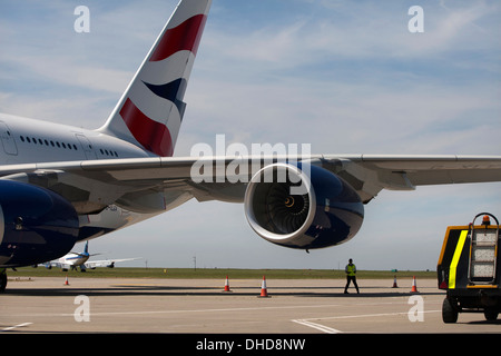 Airbus A380 con British Airways livrea sulla pista con equipaggio a terra e bagaglio a Manston aeroporto, Kent, England, Regno Unito Foto Stock