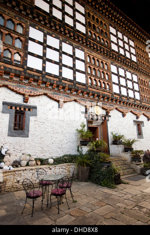 Il Bhutan, Paro valley, Gantey Palace Hotel courtyard, costruito come casa da Penlop Dawa Penjor Foto Stock