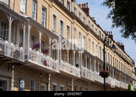 Balconi ornati decorano le terrazze delle case nella zona di Clifton la città di Bristol, Regno Unito Foto Stock