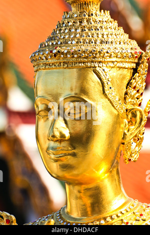 Golden kinnara statua in Grand Palace Bangkok, Tailandia. Foto Stock