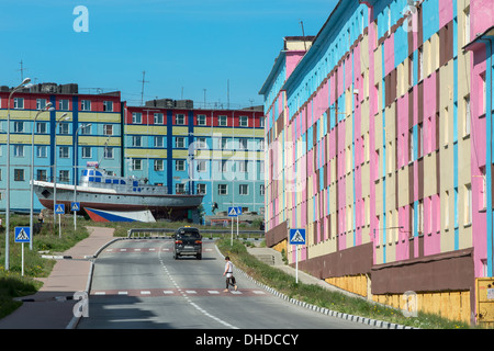 Appartamento di colorate case, città siberiana Anadyr, Chukotka Provincia, Estremo Oriente Russo, Russia, Eurasia Foto Stock