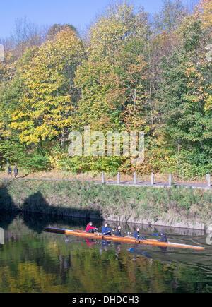 Durham, Regno Unito. Il 7 novembre 2013. Regno Unito: meteo Autunno colori Durham City. Club di canottaggio, fiume usura, 7-11-13 Credito: Washington Imaging/Alamy Live News Foto Stock