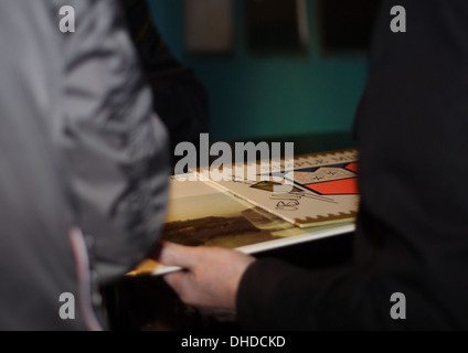 Charlie Burchill e Jim Kerr dei Simple Minds firma i loro record per gli appassionati RECORD STORE DAY 2012 a Suor Ray record in Foto Stock