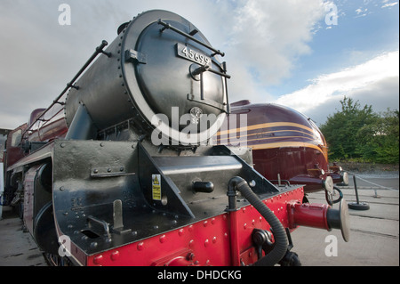 Presso il museo nazionale delle ferrovie, Shildon, due locomotive a vapore, uno ottimizzato e uno nella sua forma originale. Foto Stock