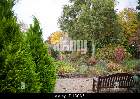 La follia di pietra nei giardini a Bridgemere vivaio e Mondo Giardino Cheshire England Regno Unito Foto Stock