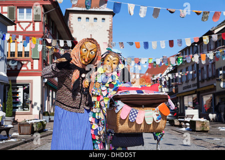 Matura in costumi tradizionali della strega e Spattleshansel, Alemannic sveva di carnevale, Gengenbach, Foresta Nera, Germania Foto Stock