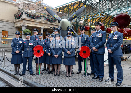 Londra, Regno Unito. 7 Nov 2013. Londra Poppy Day fund raising lancio al Covent Garden di Londra. Credito: Vedere Li/Alamy Live News Foto Stock