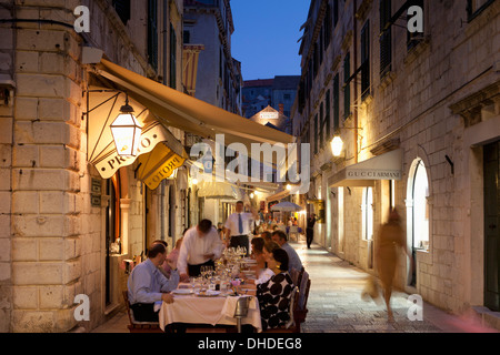 Persone di mangiare al ristorante all'aperto al tramonto nella città vecchia, Dubrovnik, Croazia, Europa Foto Stock