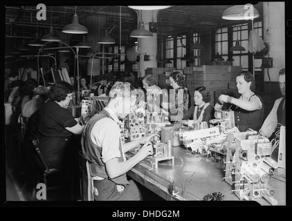 Camden, nel New Jersey - Radio. RCA Victor. Fine della linea di alimentazione durante la quale i trasformatori, bobine, capacità, cavi e... 518701 Foto Stock