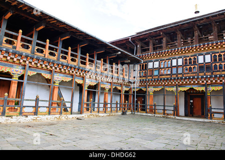 Pareti esterne,Cortile interno;monaci,Jakar Dzong;Fortezza,Chokhor Valley;Jakar grande area commerciale di Bumthang;Bhutan Foto Stock