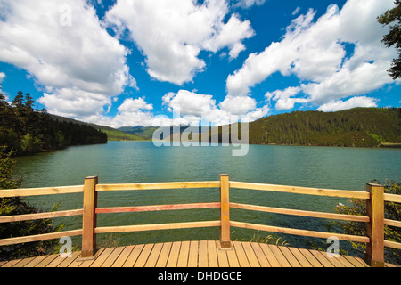 Piattaforma di Osservazione del Lago Shudu di Pudacuo Parco Nazionale a Shangri-la, Yunnan in Cina. Foto Stock