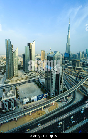 Paesaggio urbano e il Burj Khalifa, Dubai, Emirati Arabi Uniti, Medio Oriente Foto Stock