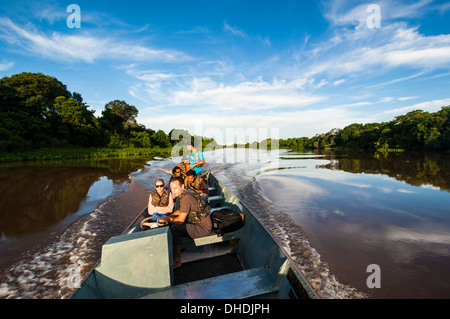 I turisti su una barca alla ricerca di animali nel Pantanal, Sito Patrimonio Mondiale dell'UNESCO, Brasile Foto Stock