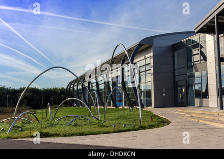 Flybe,flybe.com,radar, aeroporto, piatto, torre, antenna, off, atterraggio, prendere, broadcast, bianco, sorveglianza, reception, arancio, dati Foto Stock