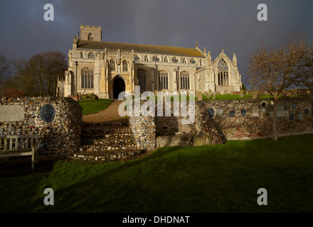 Nuvole temporalesche su St. Margarets Chiesa a Cley accanto al mare, Norfolk, Inghilterra, Regno Unito, Europa Foto Stock