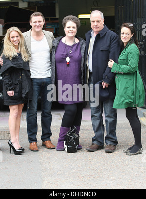 Sophie Abelson Chris Walker Lu Corfield Owen Brenman e Elisabeth Dermot Walsh dai Medici ad ITV Studios di Londra - Inghilterra Foto Stock