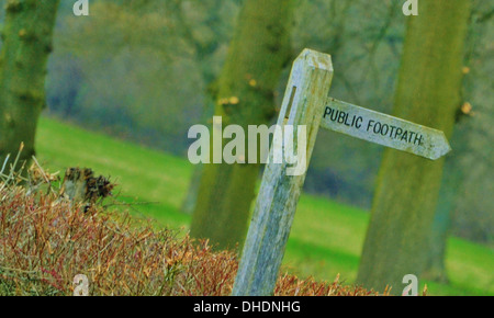 Sentiero pubblico segno nella campagna inglese. Foto Stock