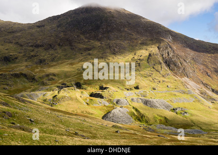 Vista su tutta Cwm Llan a cumuli di scorie dal vecchio Sud in disuso Snowdon cava di ardesia su pendii di Y Lliwedd in Snowdonia, Wales, Regno Unito Foto Stock