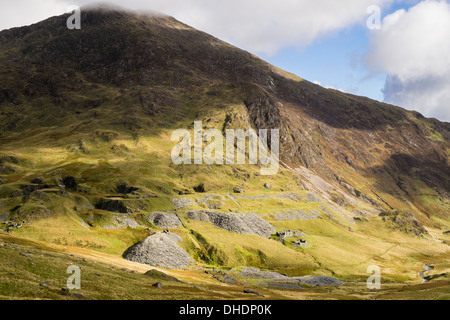 Vista su tutta Cwm Llan a cumuli di scorie dal vecchio Sud in disuso Snowdon cava di ardesia su pendii di Y Lliwedd in Snowdonia, Wales, Regno Unito Foto Stock