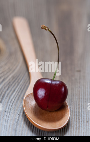 Berry ciliegie dolci in un cucchiaio di legno Foto Stock