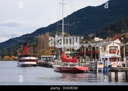 SS Earnslaw steamboat ormeggiato sul lago Wakatipu dalla passerella lungomare in Queenstown, Otago, South Island, in Nuova Zelanda. Foto Stock