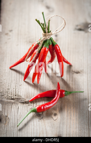 Red Hot Chili Peppers legato con ropen sfondo di legno Foto Stock