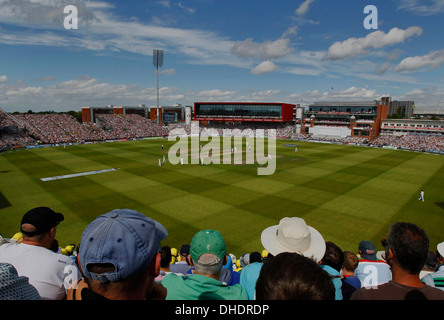 Gli spettatori a guardare le ceneri del grillo della prova tra Inghilterra e Australia a Emirates Old Trafford in una giornata di sole Foto Stock