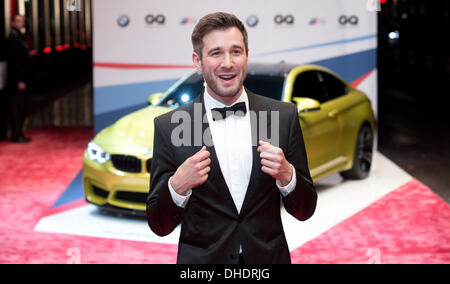 Berlino, Germania. 07 Nov, 2013. Il moderatore Jochen Schropp arriva alla presentazione del premio di "GQ Maenner des Jahres 2012' - uomini dell'anno 2012 in la Komische Oper di Berlino, Germania, 07 novembre 2013. La rivista per gli uomini GQ awards personaggi dello spettacolo e della musica business plus della società, sport, politica, della moda e della cultura. Foto: JOERG CARSTENSEN/dpa/Alamy Live News Foto Stock