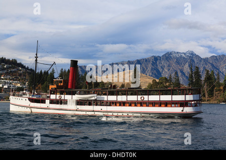 SS Earnslaw Vintage del carbone-powered battello a vapore sul Lago Wakatipu la cottura a vapore di Queenstown, Otago, South Island, in Nuova Zelanda. Foto Stock