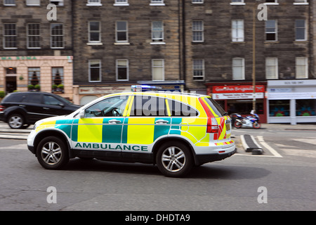 Accelerazione dei processi di ambulanza in una strada di Edimburgo in Scozia Foto Stock