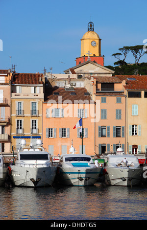 Barche nel porto della città vecchia, Saint-Tropez, Var, Provence-Alpes-Côte d'Azur, Provenza, Francia, Mediterraneo, Europa Foto Stock