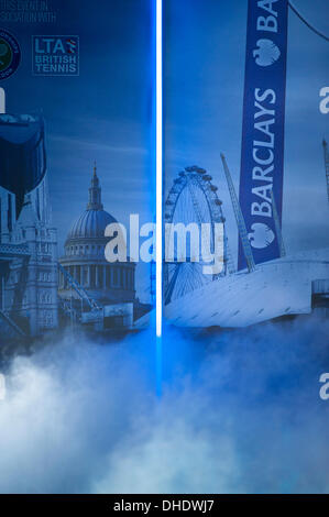 Londra, UK . 07 Nov, 2013. Londra, UK . 07 Nov, 2013. Supporti per l'entusiasmo della folla come le porte aperte prima di Richard Gasquet (FRA) arriva sul Centre Court presso la Barclays ATP World Tour Finals per il match con Roger Federer (SUI) Credito: Malcolm Park editoriale/Alamy Live News Foto Stock