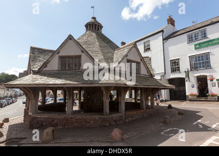 Dunster il pittoresco mercato di filato in High Street Foto Stock