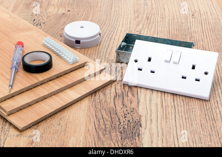 L'installazione elettrica elementi sul piano con alcune tavole di pavimenti in laminato - studio shot Foto Stock