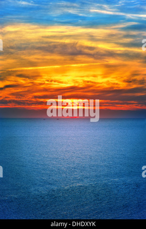 Sullo sfondo di un Cielo di tramonto sul mare e splendidi paesaggi con colori naturali del paesaggio Foto Stock