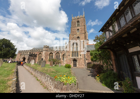 Priory chiesa di St George in Dunster e una storica Il Grade ii Listed house. Foto Stock