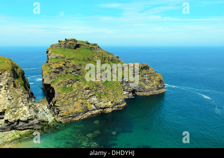 Vista di liscivia di roccia da Willapark nei pressi di Tintagel in Cornovaglia Inghilterra Foto Stock