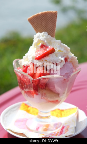 Delizioso gelato alla fragola con panna montata e gelato - profondità di campo Foto Stock
