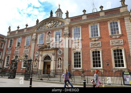 Centro informazioni turistiche di Worcester, Regno Unito. Il Guildhall, un edificio classificato di grado 1 con mattoni riccamente decorati Foto Stock